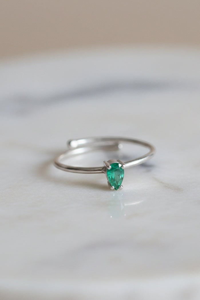 Anel KÖRÖSSY em prata 925 com esmeralda em formato de gota, design ajustável.