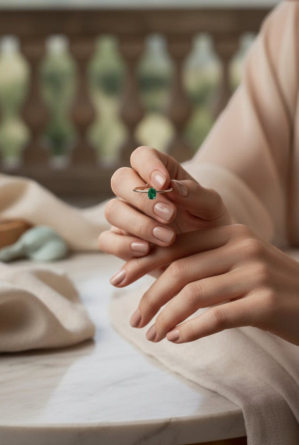 KÖRÖSSY | Joias e Semijoias delicadas e autorais anel em prata 925 com esmeralda verde oval ajustável