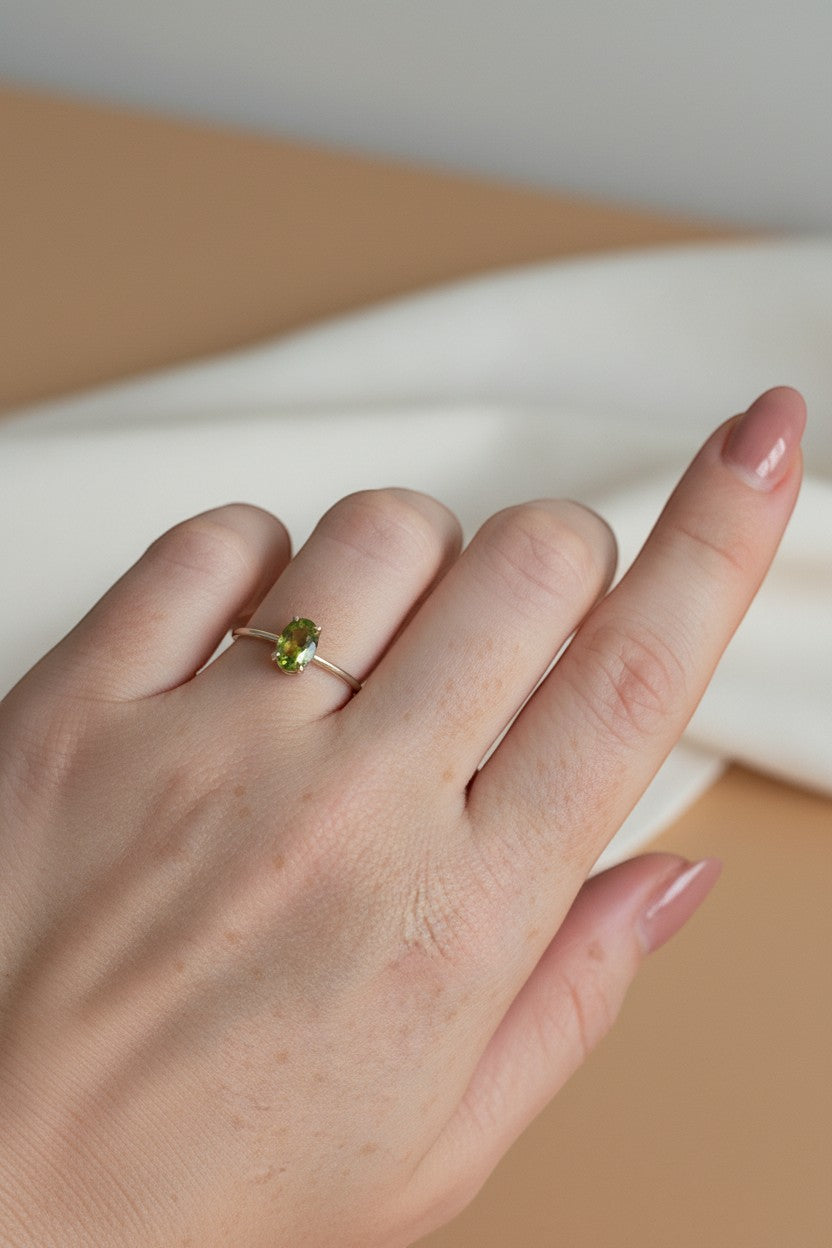 Anel KÖRÖSSY | Joias e Semijoias delicadas e autorais em prata 925 com pedra peridoto verde em formato de gota.