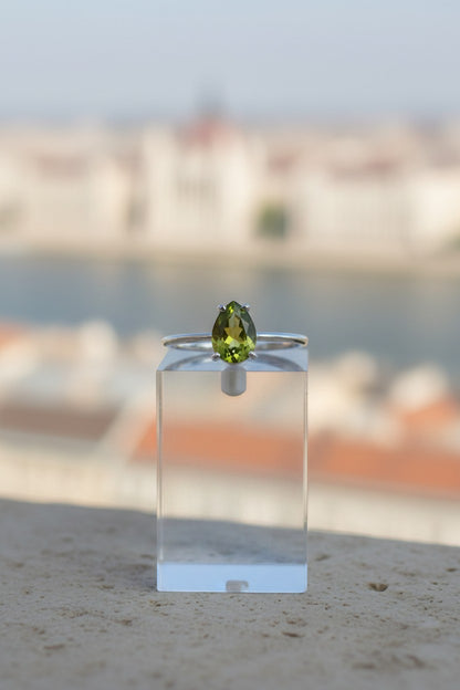 Anel KÖRÖSSY | Joias e Semijoias delicadas e autorais em prata 925 com peridoto verde luminoso lapidado em gota.