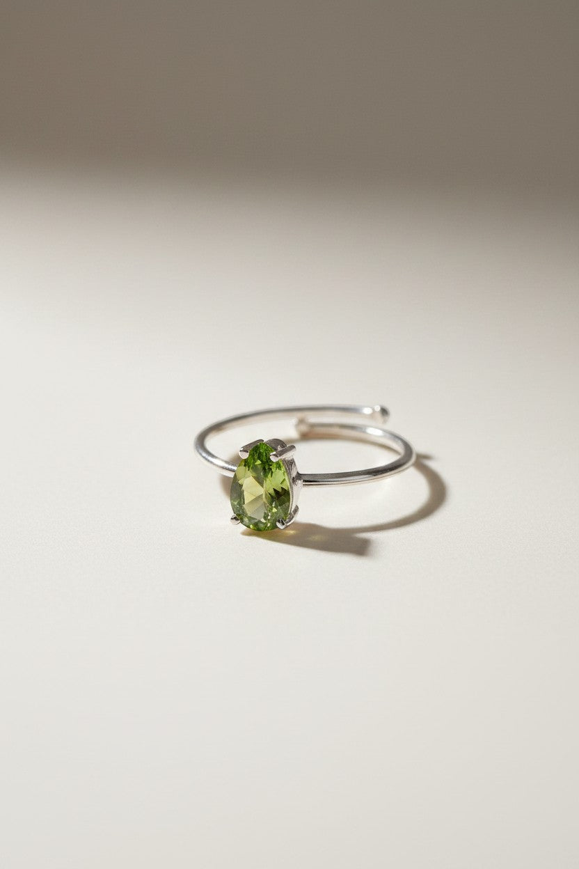 Anel KÖRÖSSY | Joias e Semijoias delicadas e autorais em prata 925 com pedra peridoto verde em formato de gota.