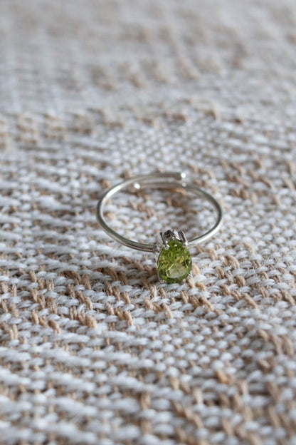 Anel KÖRÖSSY | Joias e Semijoias delicadas e autorais em prata 925 com peridoto verde luminoso lapidado em gota.