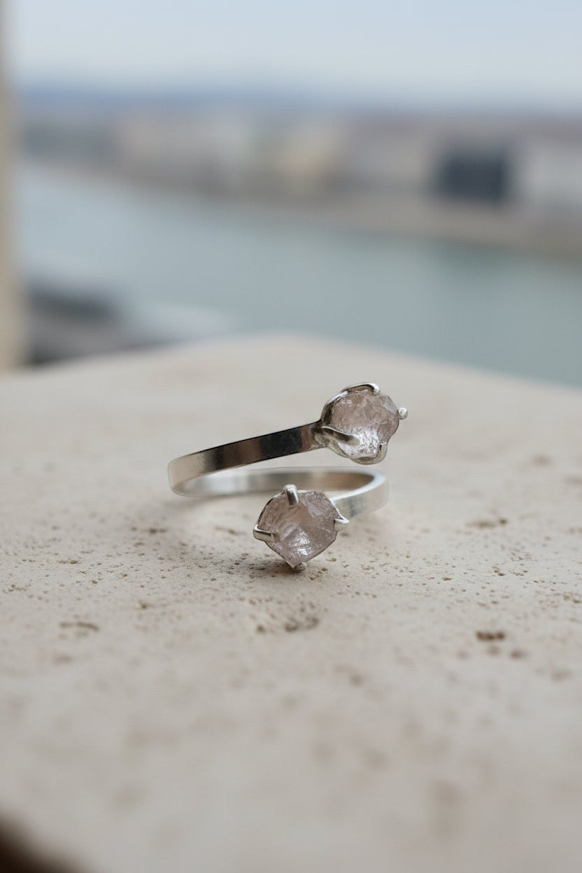 Anel KÖRÖSSY | Joias e Semijoias delicadas e autorais em prata 925 com dois quartzos rosas brutos, design ajustável.