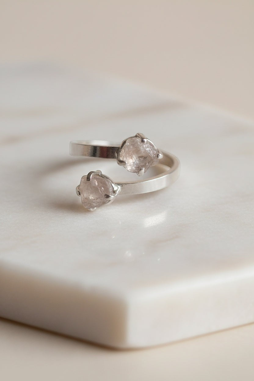 Anel KÖRÖSSY | Joias e Semijoias delicadas e autorais em prata 925 com dois cristais de quartzo rosa bruto, design ajustável.