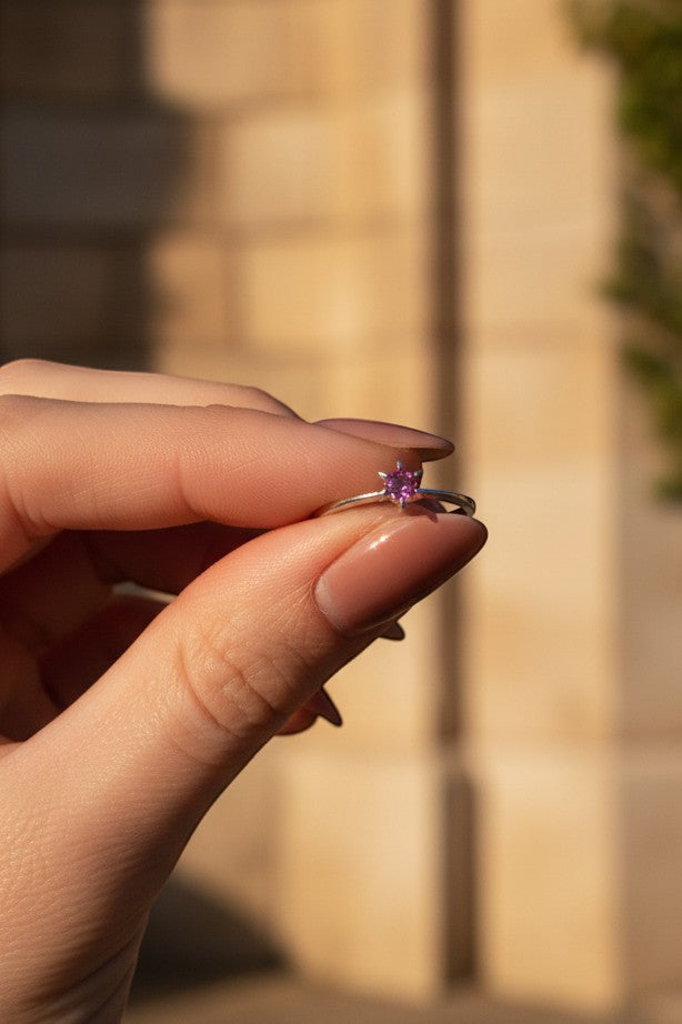 Anel KÖRÖSSY em prata 925 com turmalina rosa em formato de coração, joia delicada.
