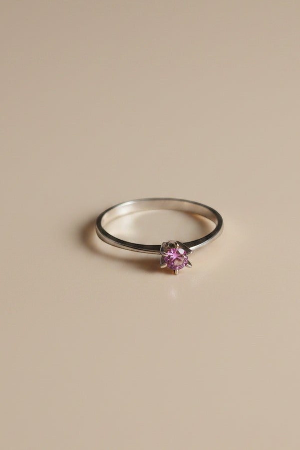 Anel KÖRÖSSY em prata 925 com turmalina rosa delicada, estilo minimalista.