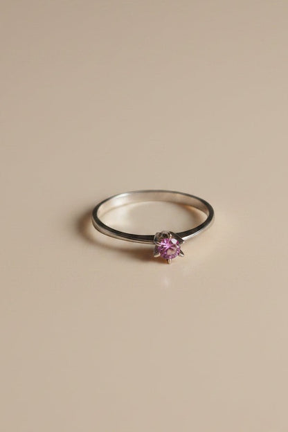 Anel KÖRÖSSY em prata 925 com turmalina rosa delicada, estilo minimalista.