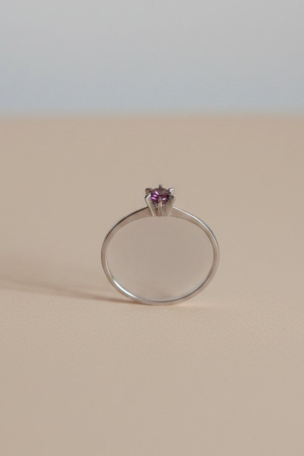Anel KÖRÖSSY em prata 925 com turmalina rosa delicada, design minimalista e elegante.