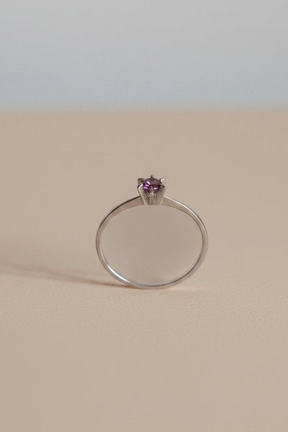 Anel KÖRÖSSY em prata 925 com turmalina rosa delicada, design minimalista e elegante.