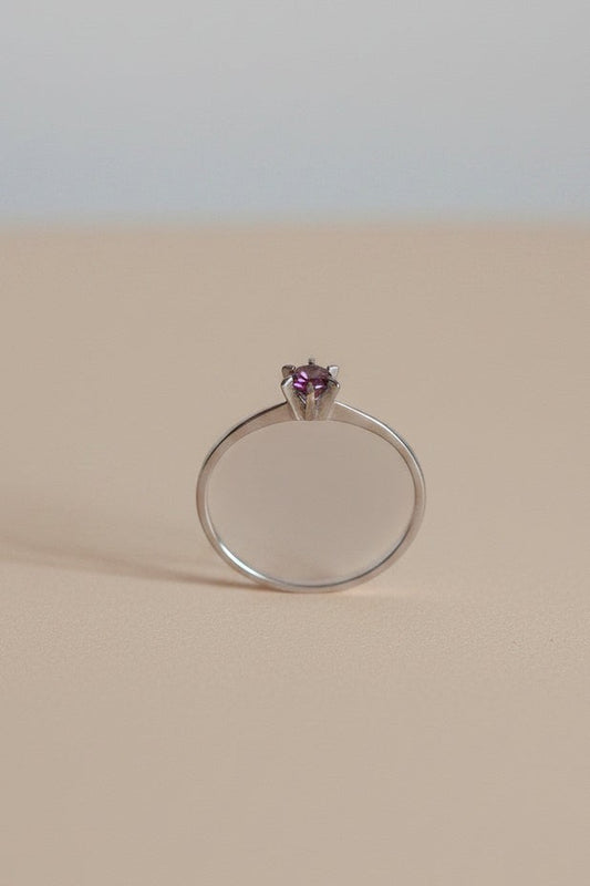 Anel KÖRÖSSY em prata 925 com turmalina rosa delicada, design minimalista e elegante.