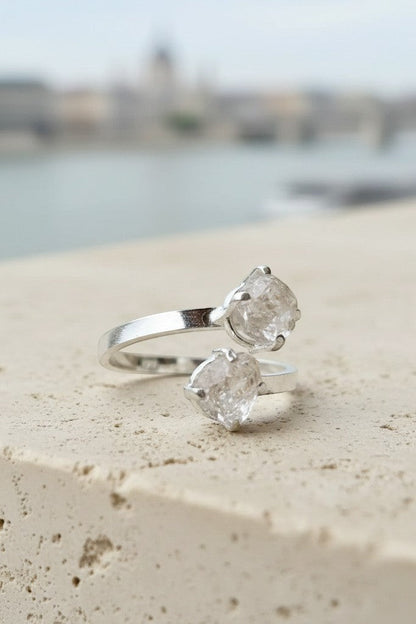 Anel KÖRÖSSY | Joias e Semijoias delicadas e autorais com dois quartzos rosas brutos em prata 925, design ajustável.