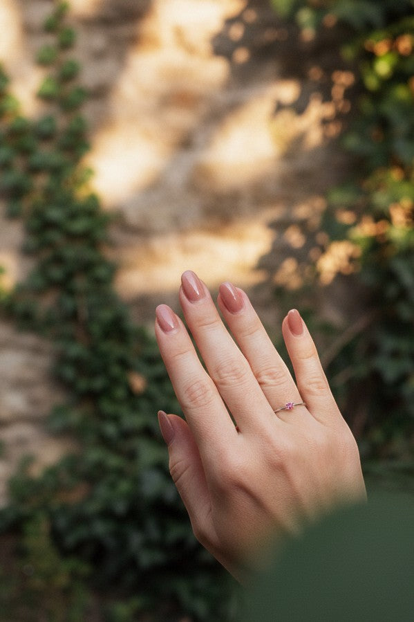 Anel KÖRÖSSY com turmalina rosa delicada em prata 925, montado em mão com unhas em tom nude.