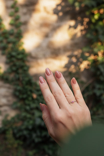 Anel KÖRÖSSY com turmalina rosa delicada em prata 925, montado em mão com unhas em tom nude.