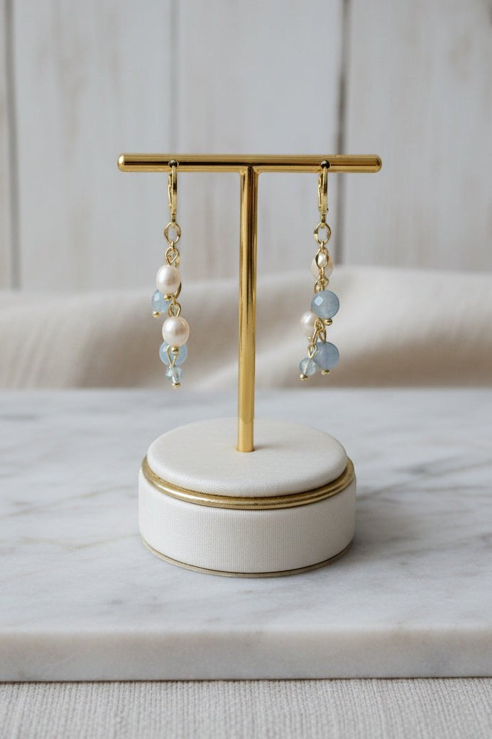 KÖRÖSSY | Joias e Semijoias delicadas e autorais Brincos Duna Áramlás com água-marinha e pérolas em ouro 18k
