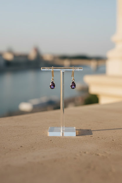 KÖRÖSSY | Joias e Semijoias delicadas e autorais Brincos gota em prata 925 com ametista roxa, 7x5mm. Joia autoral.
