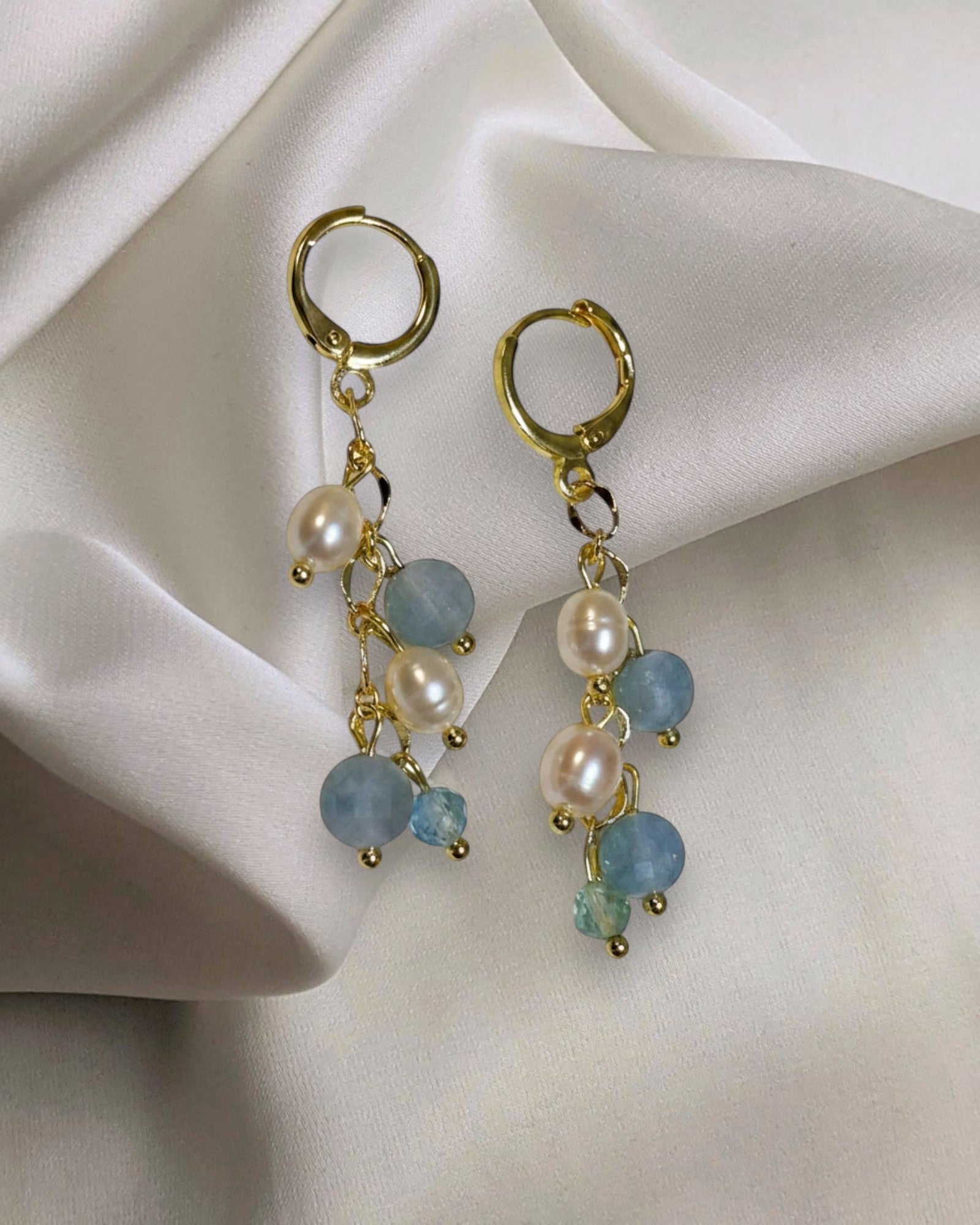 KÖRÖSSY brincos dourados com pérolas e pedras azuis de água-marinha, estilo cascata.