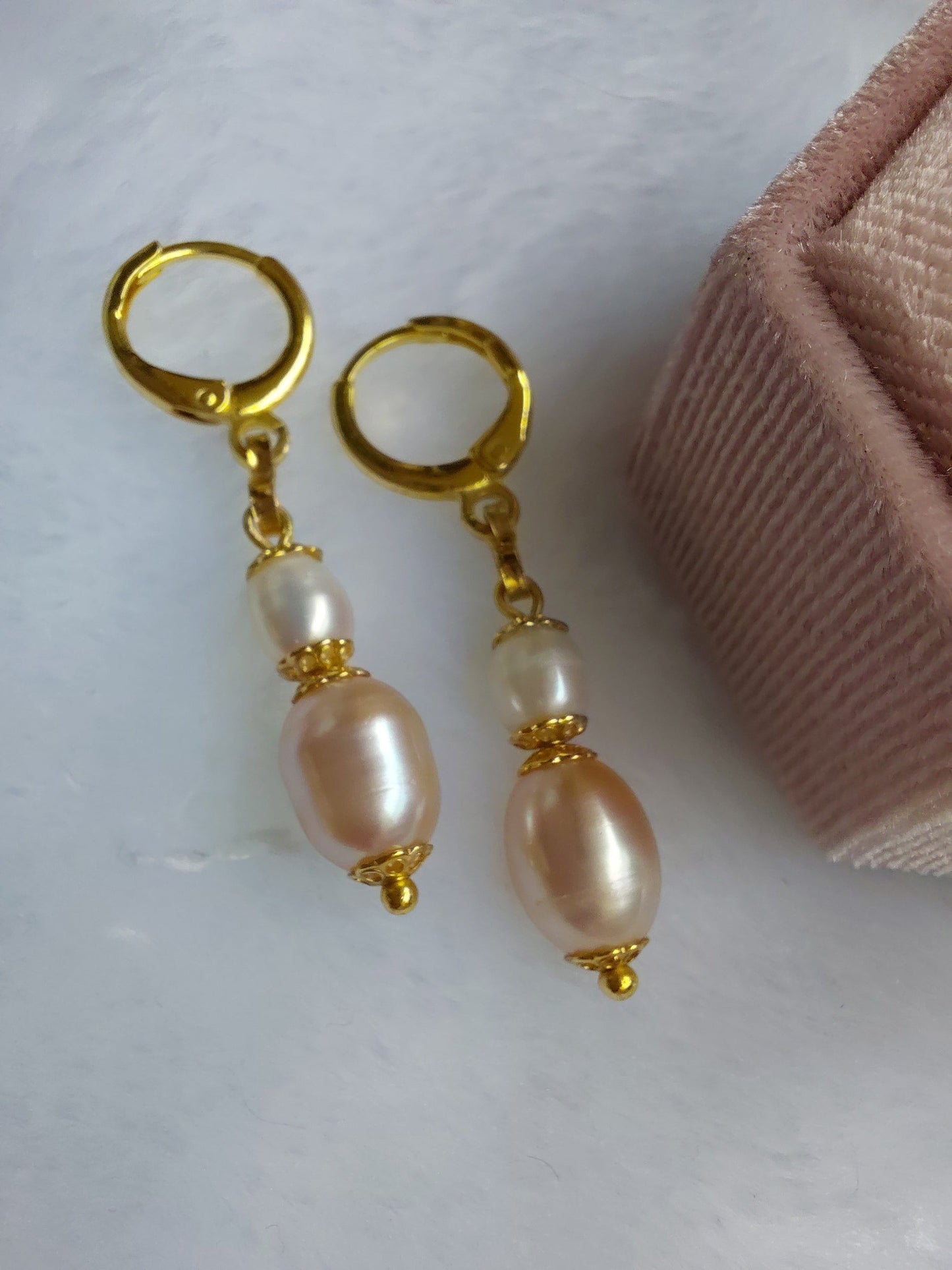 KÖRÖSSY | Joias e Semijoias delicadas e autorais brincos com pérolas naturais rosadas e brancas, banhados a ouro 18k.