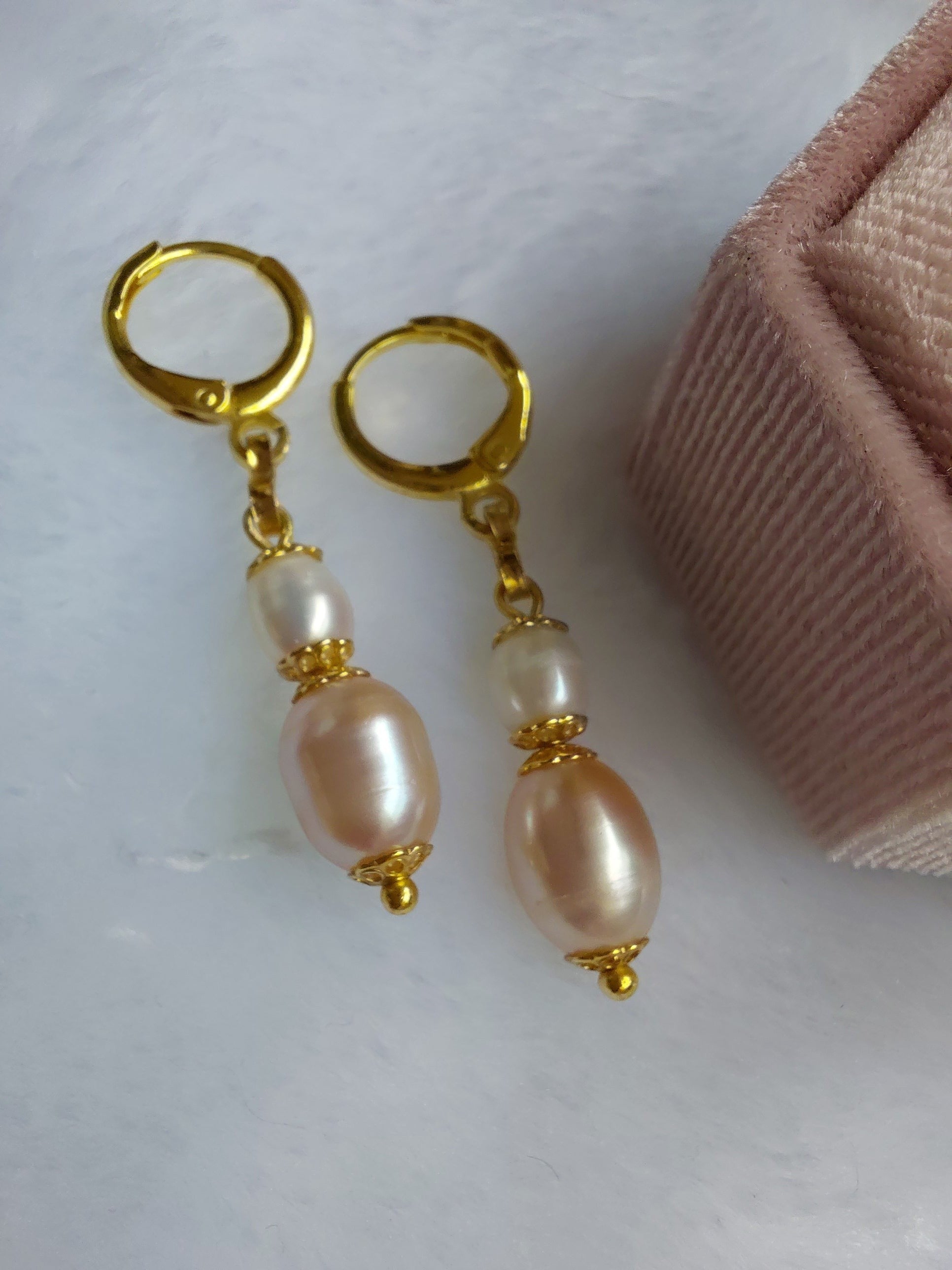 KÖRÖSSY | Joias e Semijoias delicadas e autorais brincos com pérolas naturais rosadas e brancas, banhados a ouro 18k.