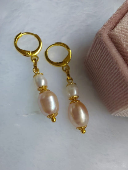 KÖRÖSSY | Joias e Semijoias delicadas e autorais brincos com pérolas naturais rosadas e brancas, banhados a ouro 18k.