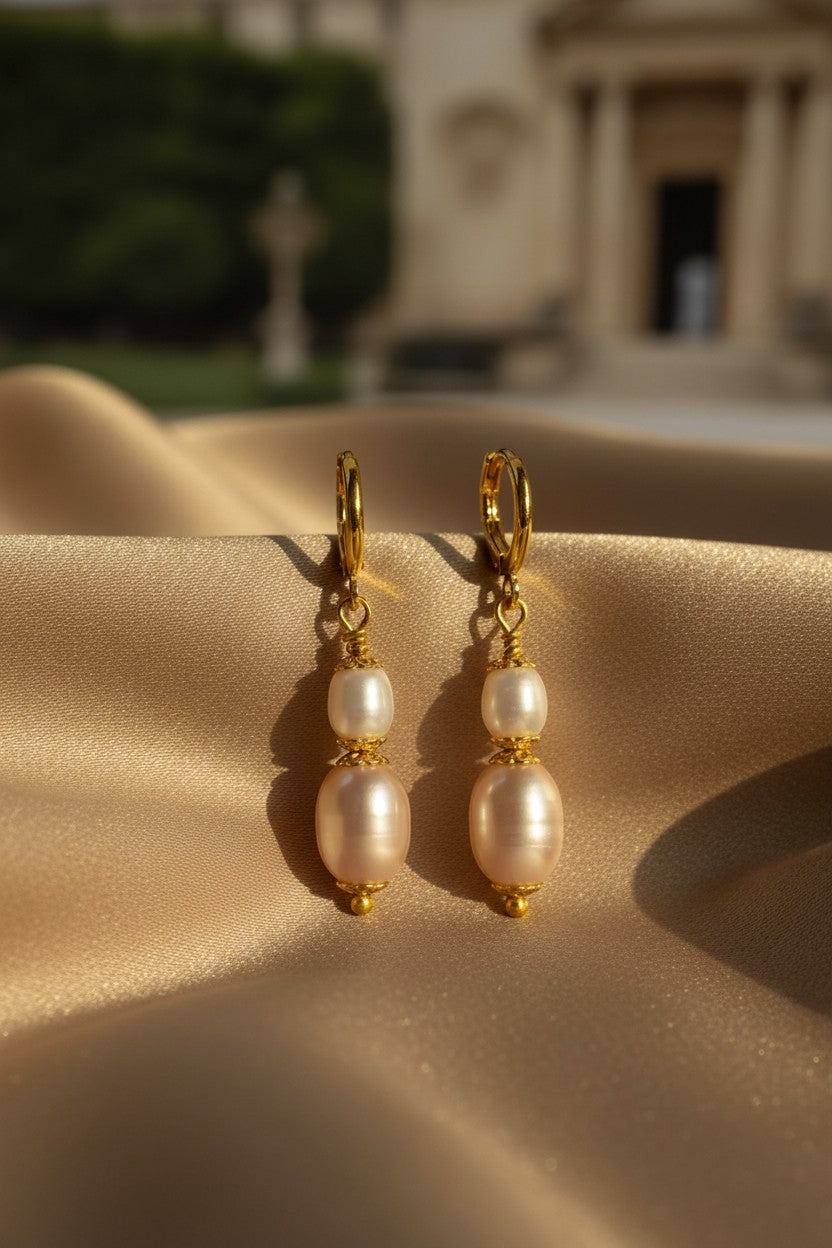 Brincos KÖRÖSSY | Joias e Semijoias delicadas e autorais com pérolas naturais rosadas e brancas, banhados a ouro 18k.