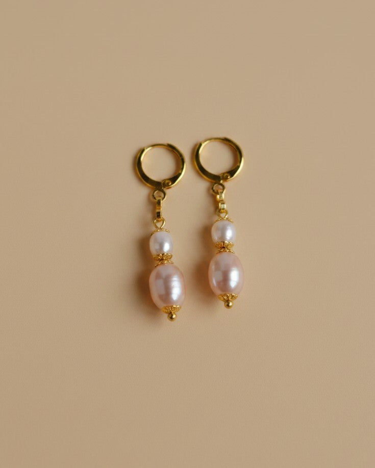 KÖRÖSSY | Joias e Semijoias delicadas e autorais brincos de pérola rosé com banho de ouro 18k.