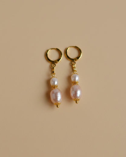KÖRÖSSY | Joias e Semijoias delicadas e autorais brincos de pérola rosé com banho de ouro 18k.