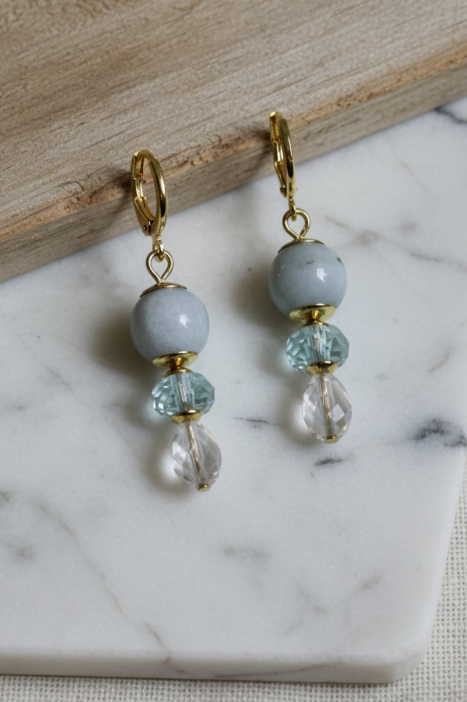 Brincos Duna Luz (Fény) da Körössy — semijoia banhada a ouro 18k com água-marinha e cristal austríaco, feitos à mão.
