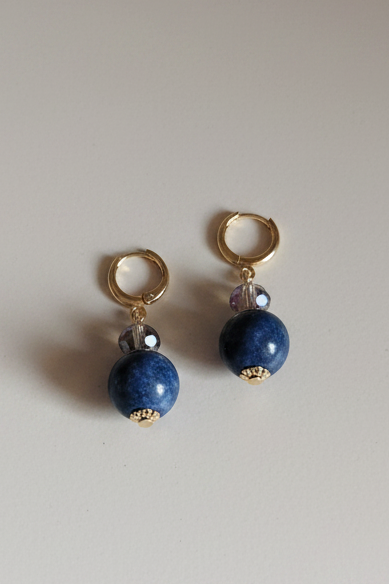 Brincos Duna Crepúsculo (Alkony) da Körössy — semijoia banhada a ouro 18k com sodalita e cristal austríaco, feitos à mão.
