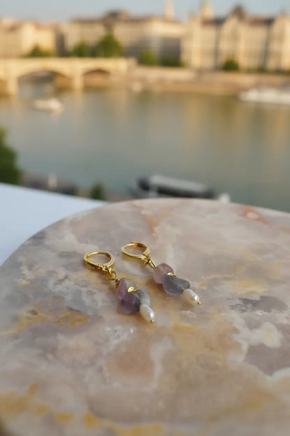 Brincos Élénk Tulipa (Tulipán) da Körössy — semijoia banhada a ouro 18k com fluorita arco-íris e pérola, feitos à mão.