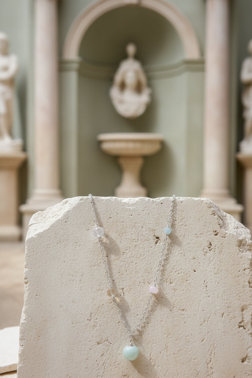 Colar Pasztell Álma (Sonho Pastel) da Körössy — semijoia banhada a ouro 18k ou ródio com opala rosa, água-marinha, quartzo rosa e jade, feito à mão.