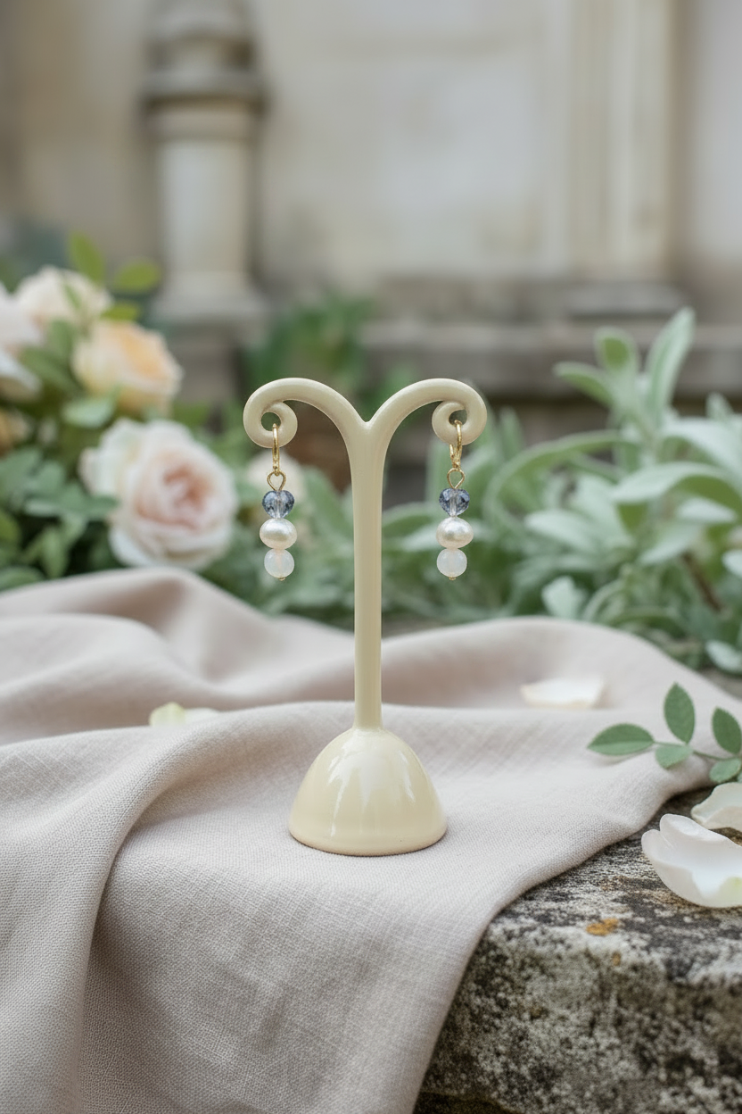 Brincos Duna Sopro (Lehelet) da Körössy — semijoia banhada a ouro 18k com água-marinha, pérola e cristal austríaco, feitos à mão.