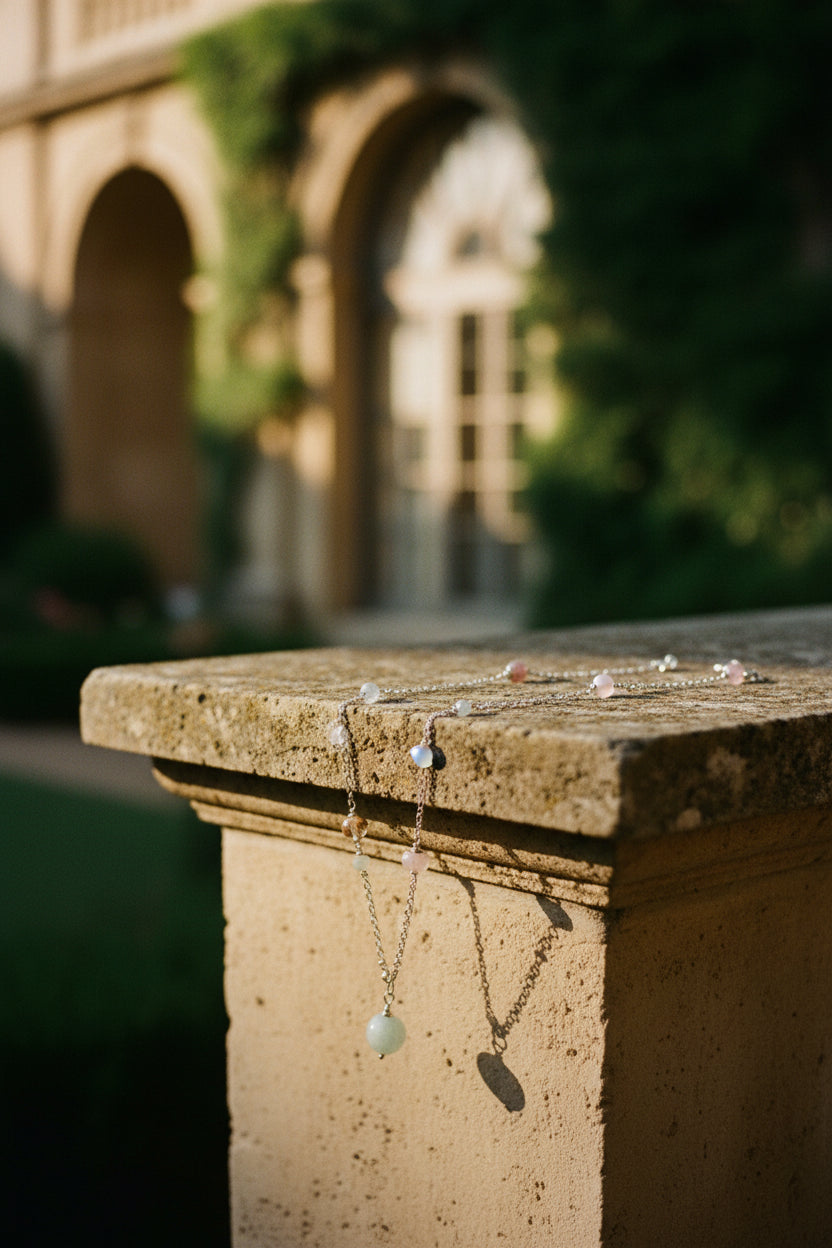Colar Pasztell Álma (Sonho Pastel) da Körössy — semijoia banhada a ouro 18k ou ródio com opala rosa, água-marinha, quartzo rosa e jade, feito à mão.