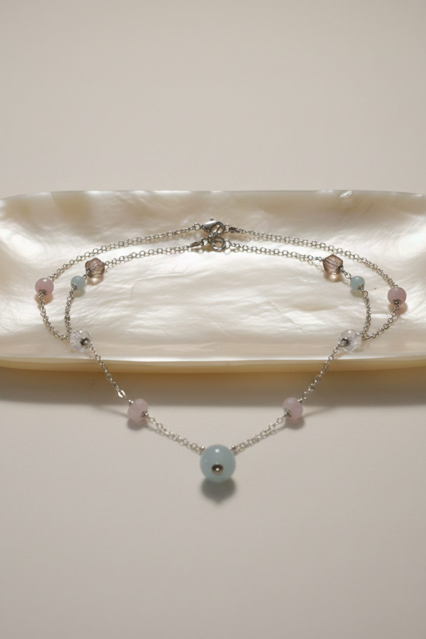 Colar Pasztell Álma (Sonho Pastel) da Körössy — semijoia banhada a ouro 18k ou ródio com opala rosa, água-marinha, quartzo rosa e jade, feito à mão.