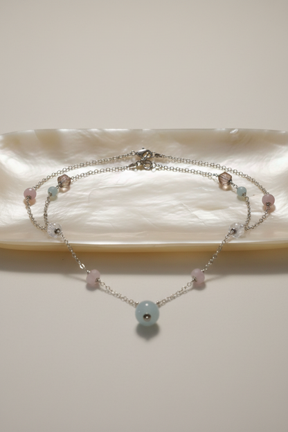 Colar Pasztell Álma (Sonho Pastel) da Körössy — semijoia banhada a ouro 18k ou ródio com opala rosa, água-marinha, quartzo rosa e jade, feito à mão.