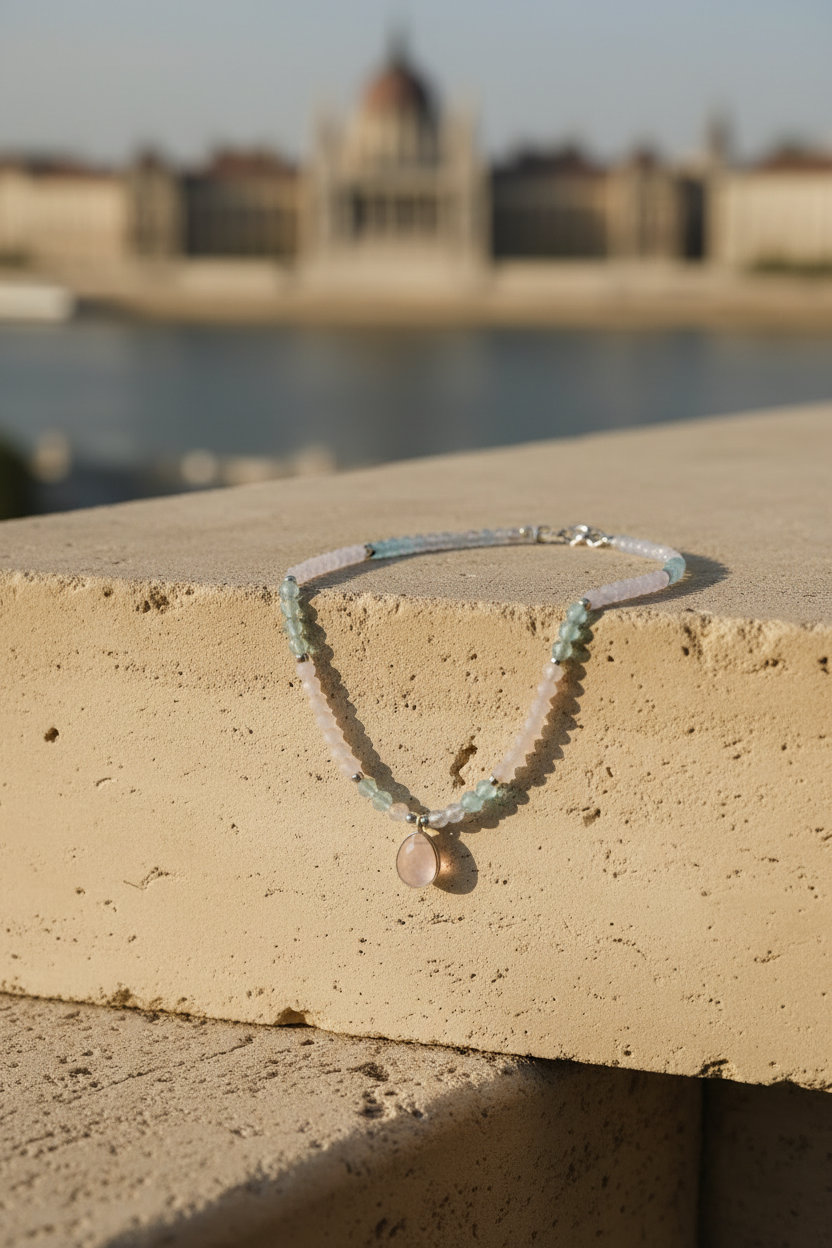 Colar Duna Tündöklés da Körössy — joia em prata 925 com água-marinha, ágata blue lace e pingente de pedra da lua, feito à mão.