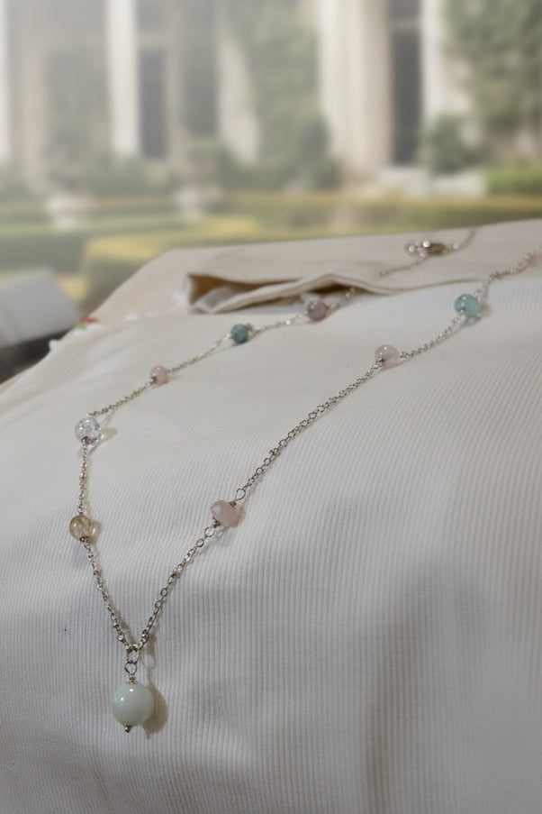 Colar Pasztell Álma (Sonho Pastel) da Körössy — semijoia banhada a ouro 18k ou ródio com opala rosa, água-marinha, quartzo rosa e jade, feito à mão.