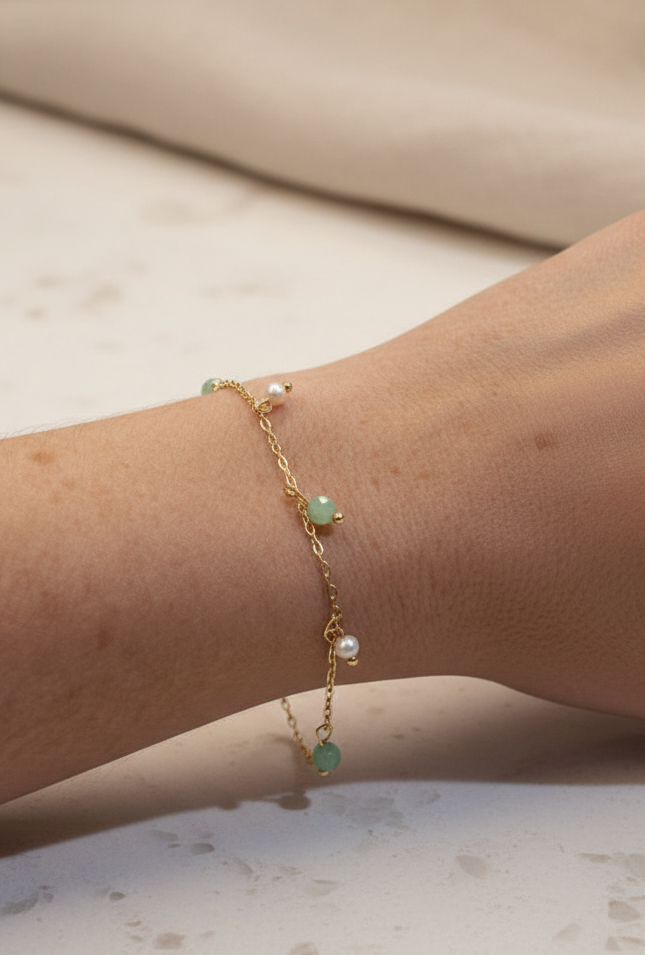 Pulseira Liget Sopro (Lehelet) da Körössy — semijoia banhada a ouro 18k com crisoprásio e pérola, feita à mão.