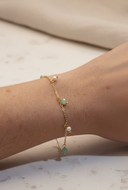 Pulseira Liget Sopro (Lehelet) da Körössy — semijoia banhada a ouro 18k com crisoprásio e pérola, feita à mão.