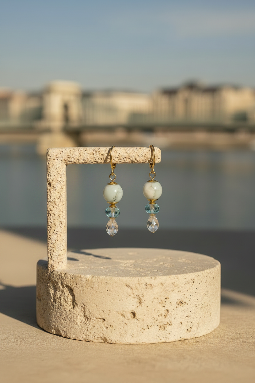 Brincos Duna Luz (Fény) da Körössy — semijoia banhada a ouro 18k com água-marinha e cristal austríaco, feitos à mão.