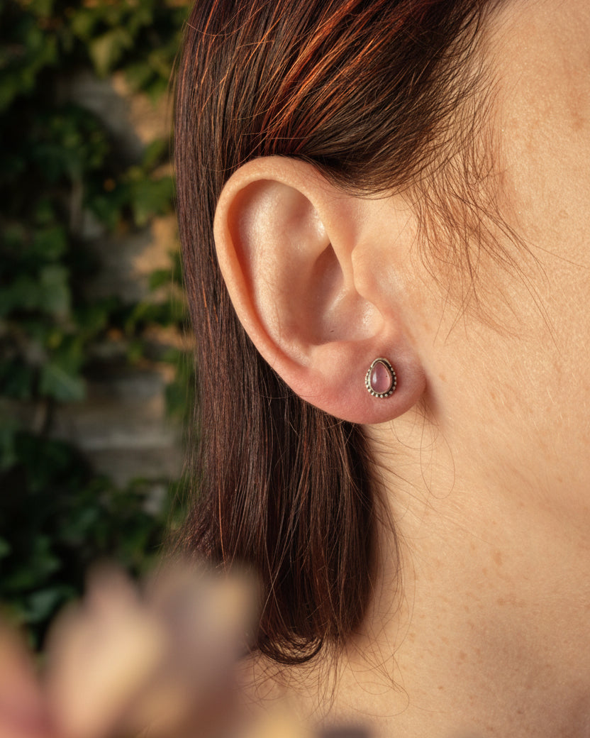 Brincos Pasztell Calcedônia Rosa (Gyöngéd) da Körössy — joia em prata 925 com calcedônia rosa, feitos à mão.