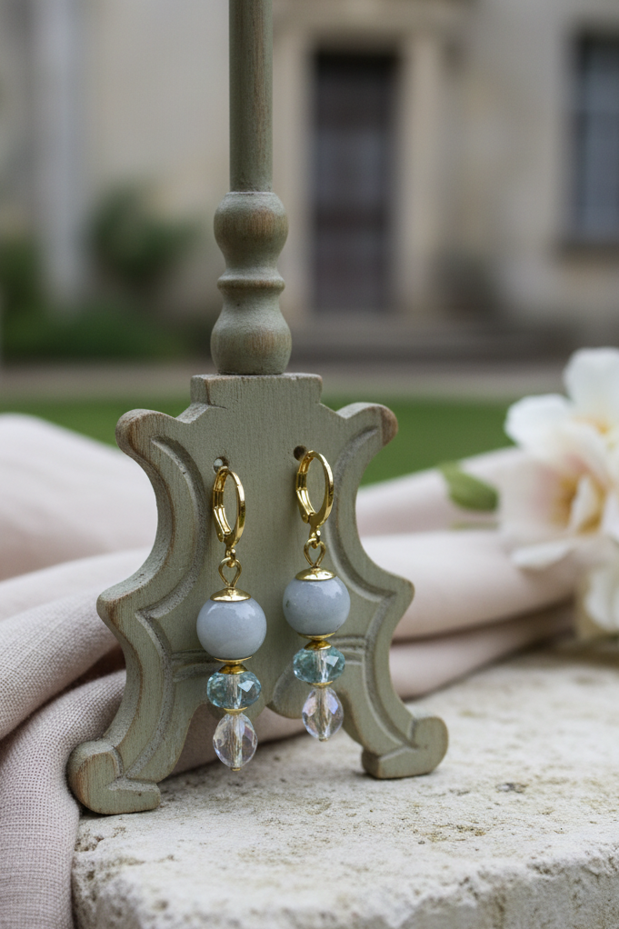 Brincos Duna Luz (Fény) da Körössy — semijoia banhada a ouro 18k com água-marinha e cristal austríaco, feitos à mão.