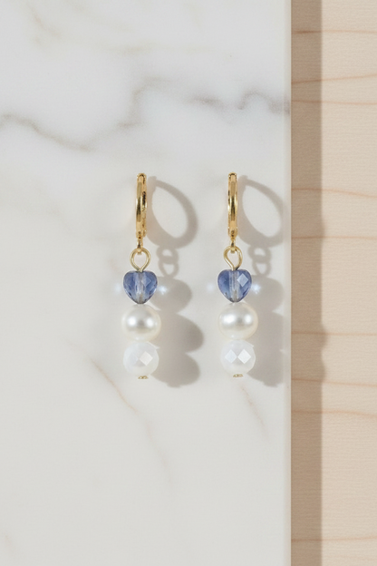Brincos Duna Sopro (Lehelet) da Körössy — semijoia banhada a ouro 18k com água-marinha, pérola e cristal austríaco, feitos à mão.