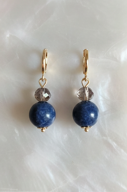 Brincos Duna Crepúsculo (Alkony) da Körössy — semijoia banhada a ouro 18k com sodalita e cristal austríaco, feitos à mão.