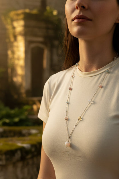 Colar Pasztell Álma (Sonho Pastel) da Körössy — semijoia banhada a ouro 18k ou ródio com opala rosa, água-marinha, quartzo rosa e jade, feito à mão.