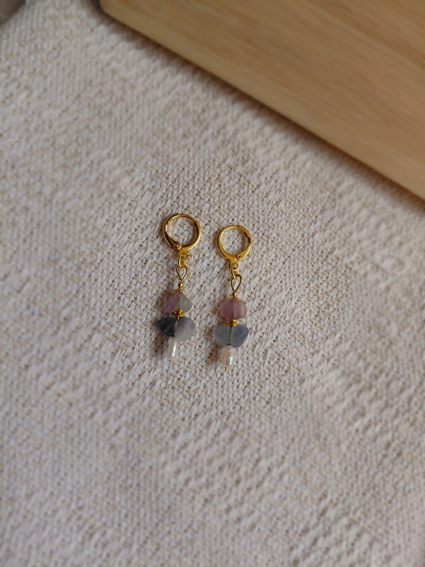 Brincos Élénk Tulipa (Tulipán) da Körössy — semijoia banhada a ouro 18k com fluorita arco-íris e pérola, feitos à mão.