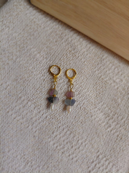 Brincos Élénk Tulipa (Tulipán) da Körössy — semijoia banhada a ouro 18k com fluorita arco-íris e pérola, feitos à mão.