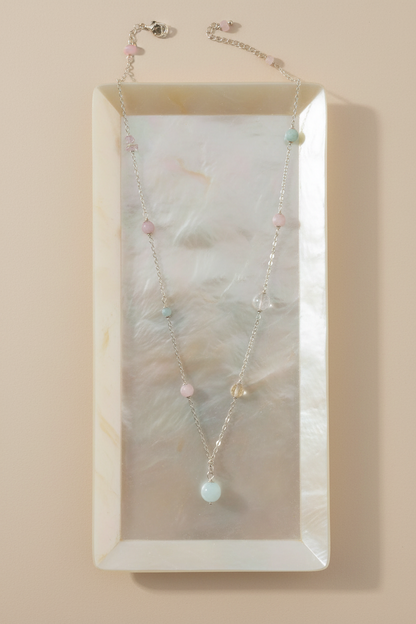 Colar Pasztell Álma (Sonho Pastel) da Körössy — semijoia banhada a ouro 18k ou ródio com opala rosa, água-marinha, quartzo rosa e jade, feito à mão.