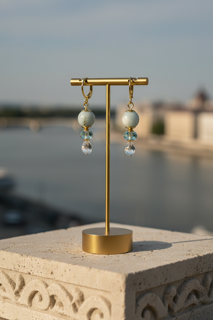 Brincos Duna Luz (Fény) da Körössy — semijoia banhada a ouro 18k com água-marinha e cristal austríaco, feitos à mão.