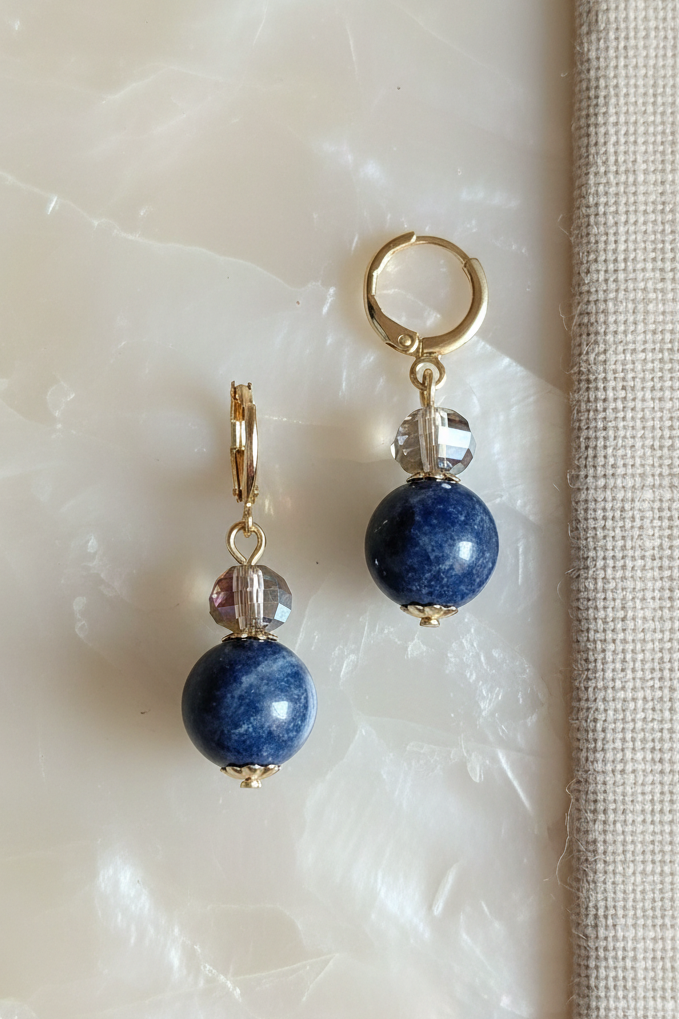 Brincos Duna Crepúsculo (Alkony) da Körössy — semijoia banhada a ouro 18k com sodalita e cristal austríaco, feitos à mão.