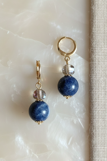 Brincos Duna Crepúsculo (Alkony) da Körössy — semijoia banhada a ouro 18k com sodalita e cristal austríaco, feitos à mão.